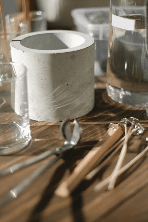 a close-up of a planter and glasses, un gros plan d'une jardinière et de lunettes