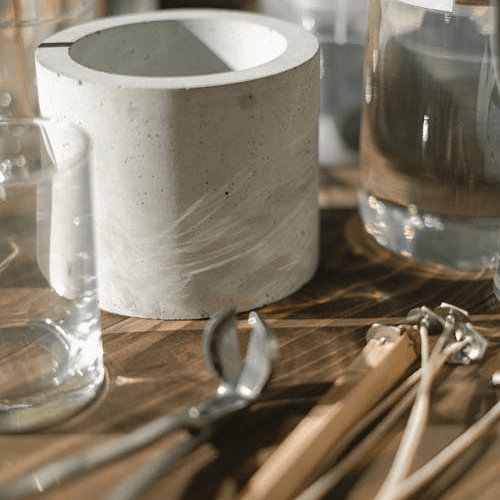 a close-up of a planter and glasses, un gros plan d'une jardinière et de lunettes
