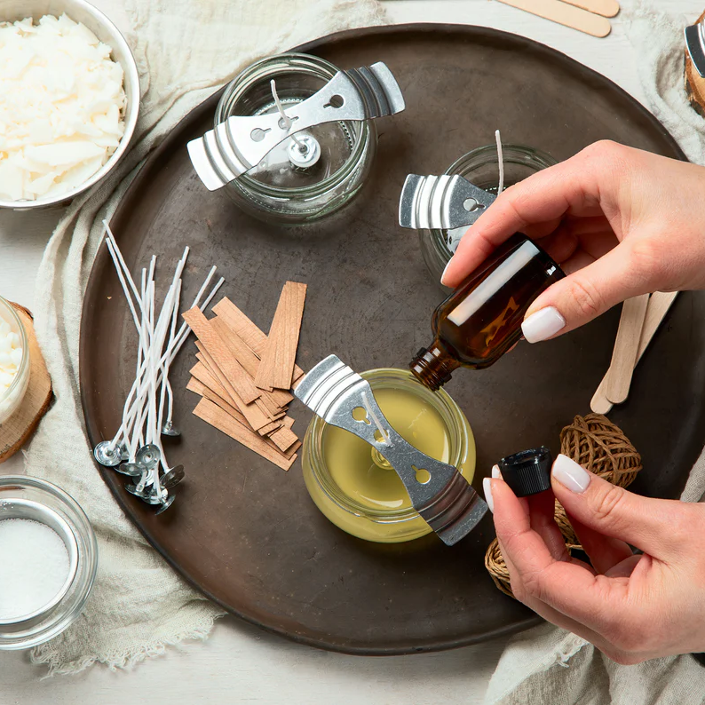 a person pouring a candle into a jar, une personne versant une bougie dans un pot