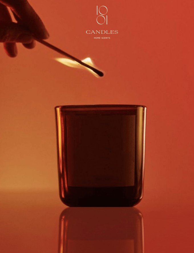 a hand holding a matchstick over a candle, une main tenant une allumette au-dessus d'une bougie