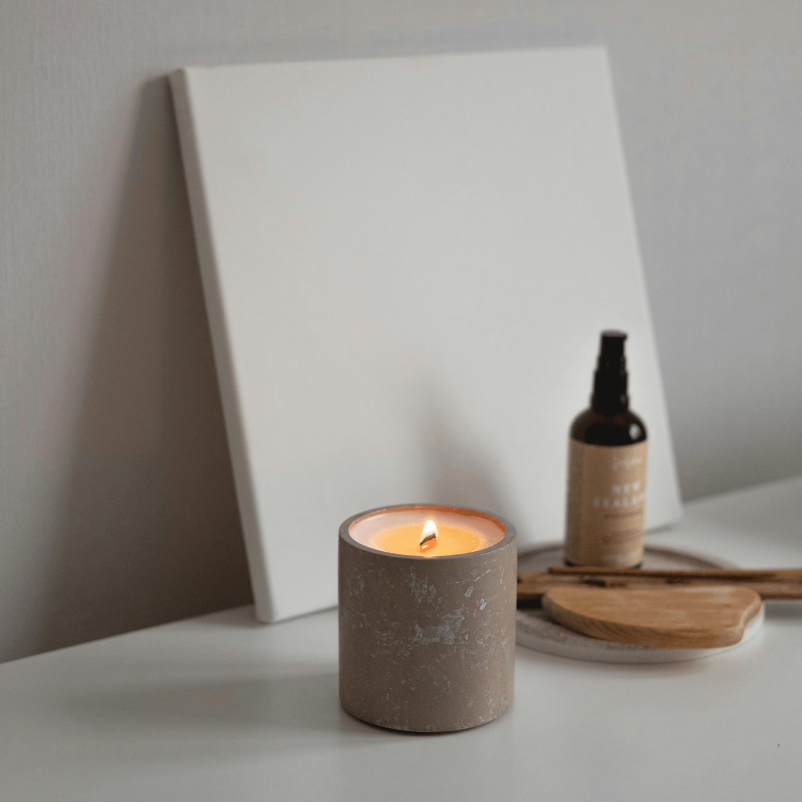 a candle and a bottle of oil on a table, une bougie et une bouteille d'huile sur une table