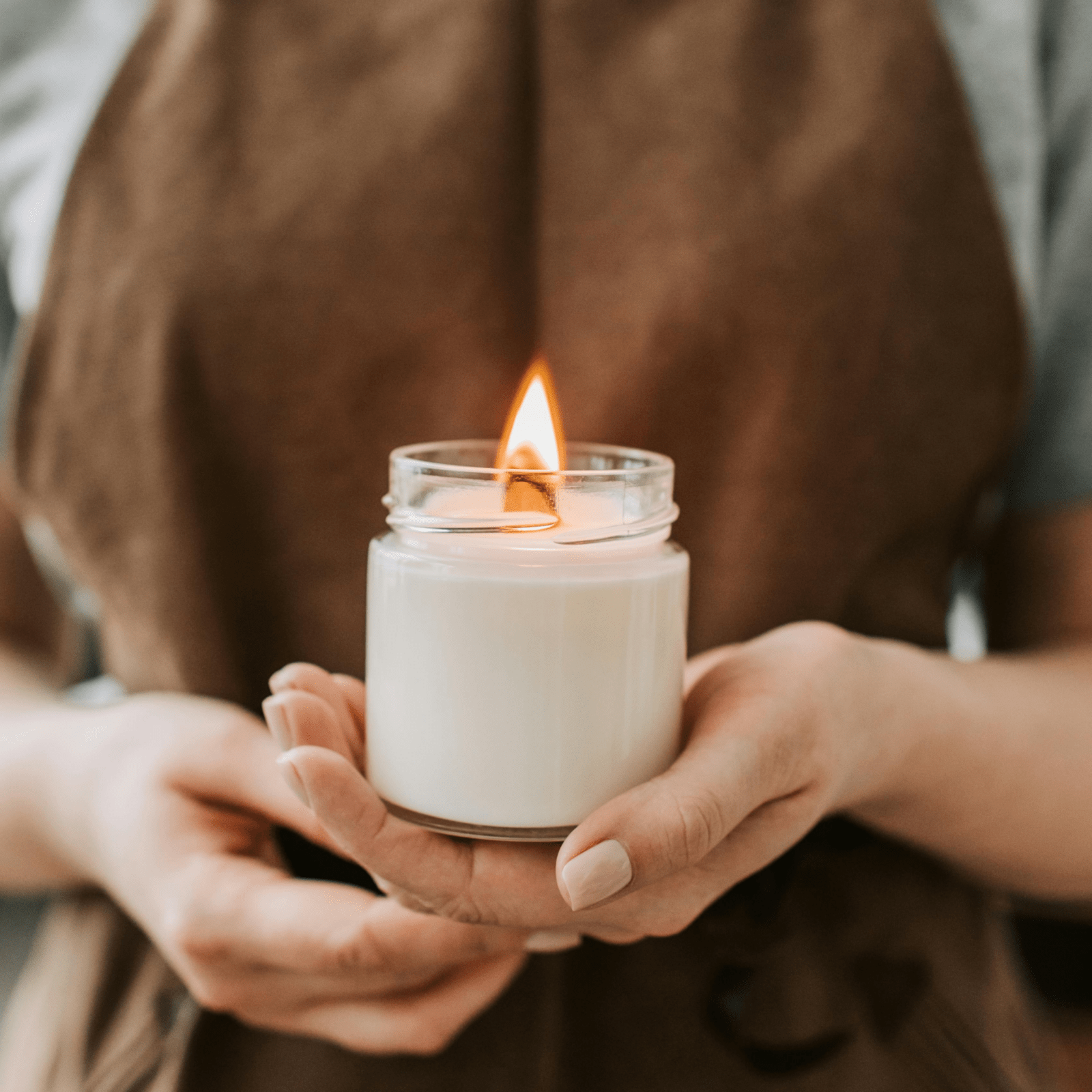 a person holding a candle, une personne tenant une bougie